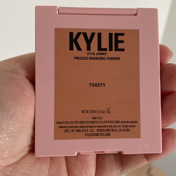 Kylie bronzer 🌞 - Picture 2 of 4